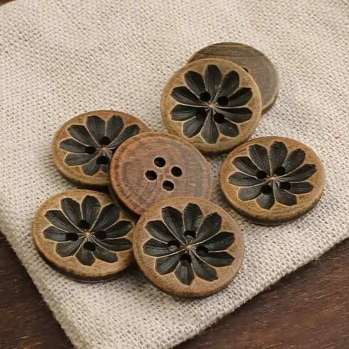 Paquet de 10 boutons en bois vieilli – Boutons naturels sculptés à la main et percés à 4 trous pour 