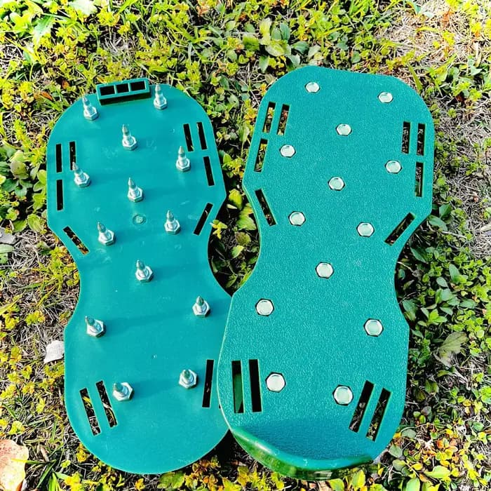 Chaussures d'aérateur de pelouse pour couche d'herbe avec Base à ressort inférieure à pointes, sangl