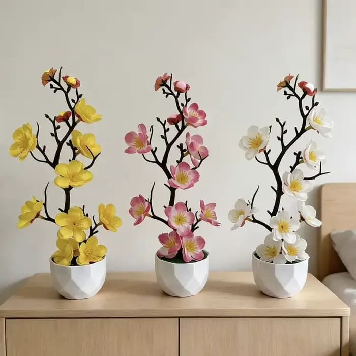 Petite plante artificielle de fleurs de prunier rouges en pot avec pot blanc