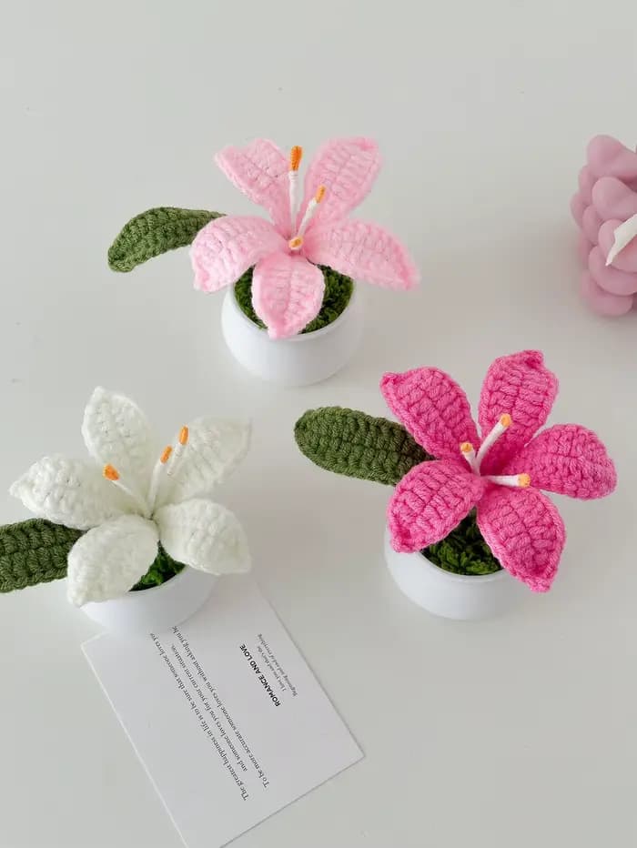 Pot de fleurs de lys tissé à la main