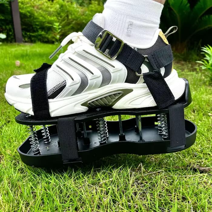 Chaussures d'aérateur de pelouse pour couche d'herbe avec Base à ressort inférieure à pointes