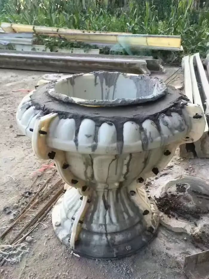 Pot de fleur en béton moulé en place