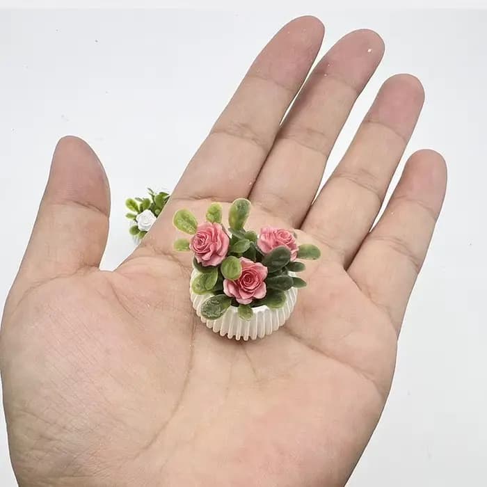 Mini plantes en pot de roses à l'échelle 1/12