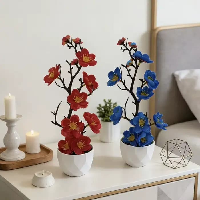 Petite plante artificielle de fleurs de prunier rouges en pot avec pot blanc