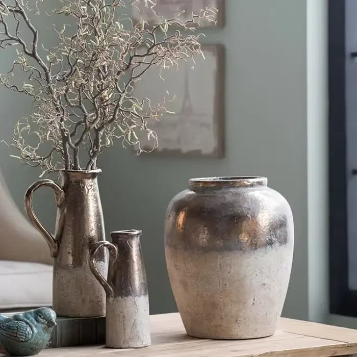 Vase vintage en poterie grossière en détresse