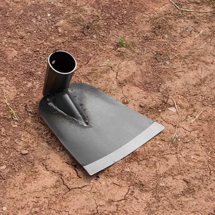 Houe de désherbage et de terrassement durable