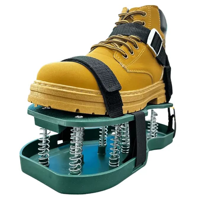 Chaussures d'aérateur de pelouse pour couche d'herbe avec Base à ressort inférieure à pointes
