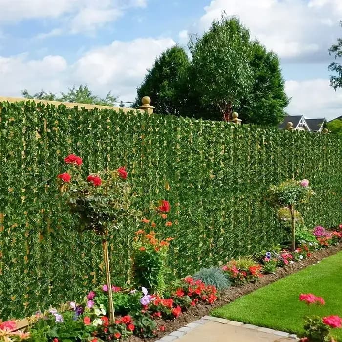 Clôture en fausses feuilles de lierre