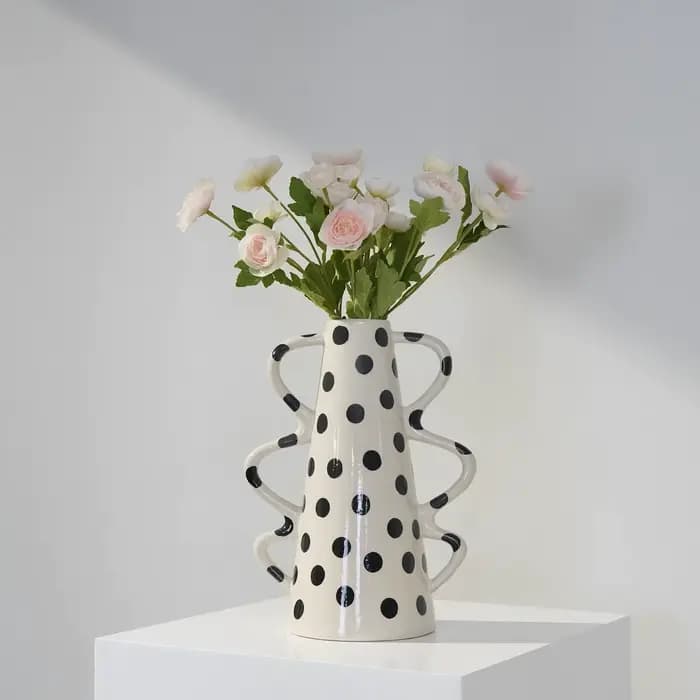 Vase en céramique à pois avec poignée