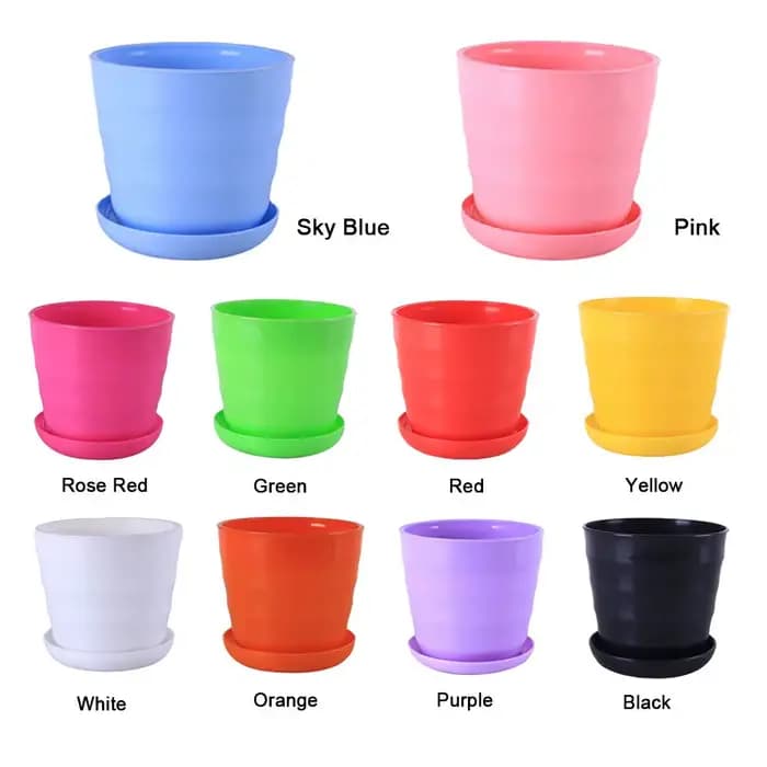 Pot de fleur en plastique coloré avec plateaux