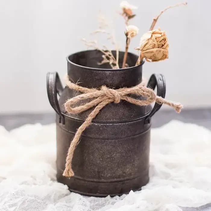 Seau à fleurs en étain ancien rétro