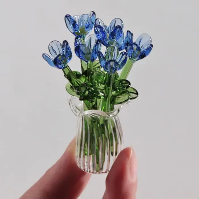 Bouquet de fleurs en verre avec vase