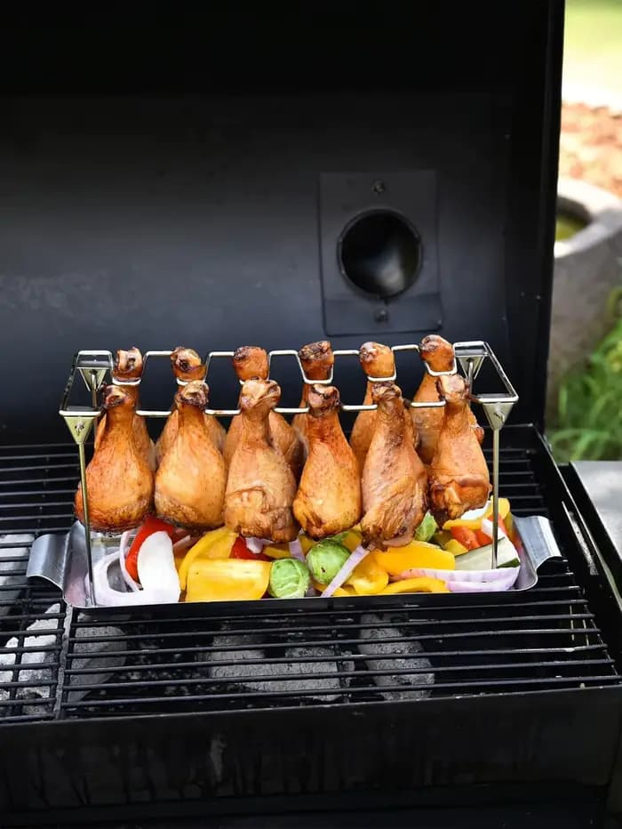 Support de jambe de poulet pour gril avec plateau d'égouttage, support d'aile de poulet à 14 fentes, support de baguettes de poulet en acier inoxydable de qualité supérieure pour fumeur