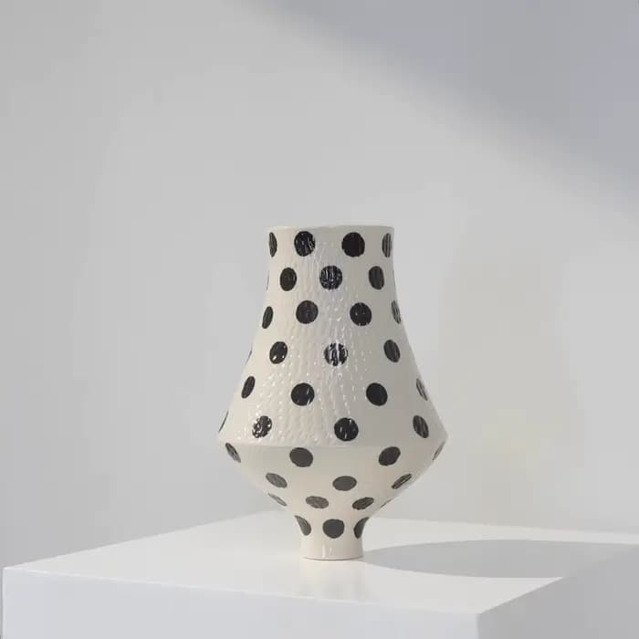Vase en céramique à pois avec poignée