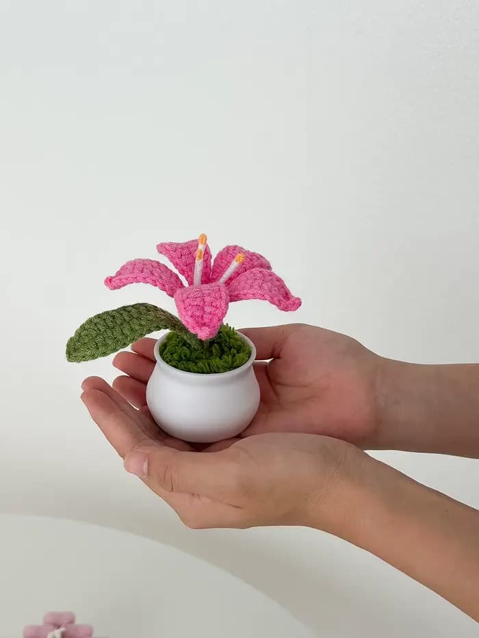 Pot de fleurs de lys tissé à la main