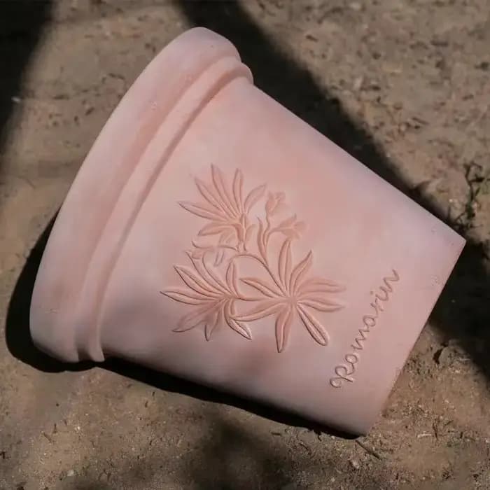 Pot de fleur en poterie rouge