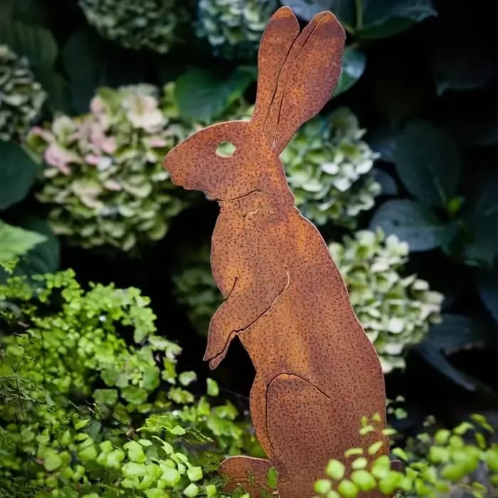 Charmant piquet de jardin en métal de lapin rustique
