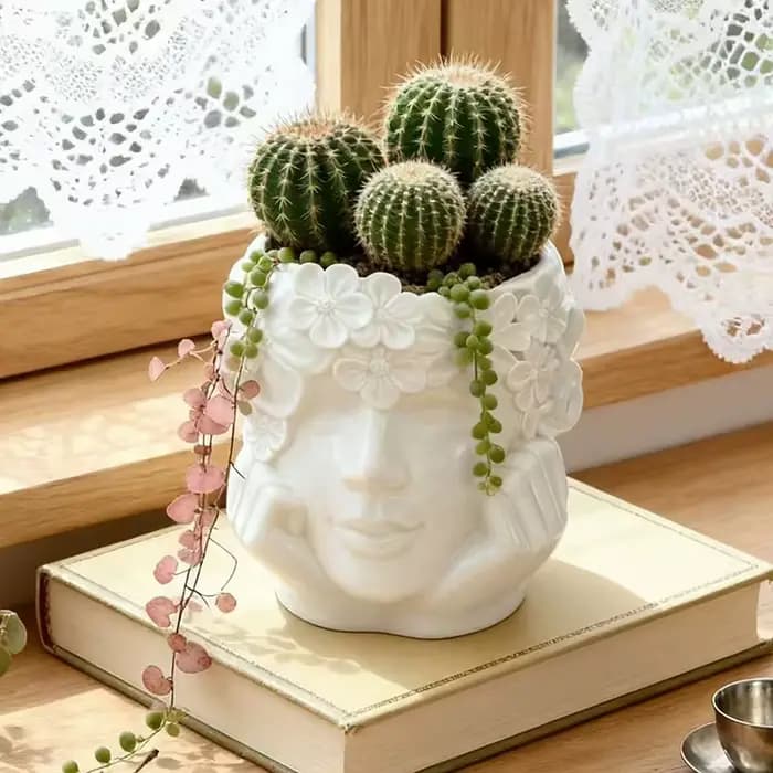 Magnifique pot de fleurs en résine en forme de fille tenant une fleur