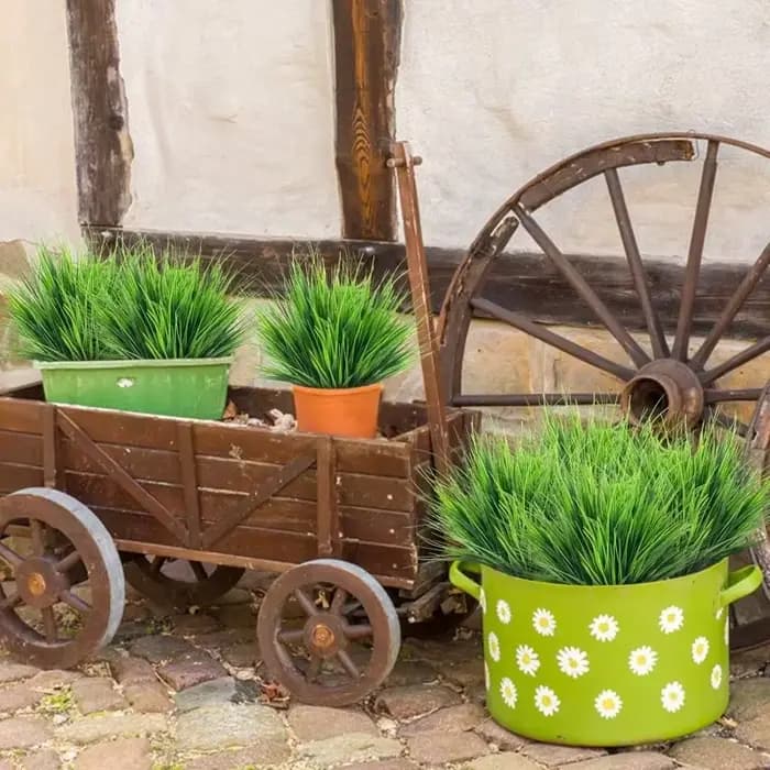 12 plantes artificielles aux couleurs vives et résistantes aux UV - Bouquets de herbe de printemps détachables avec verdure artificielle réaliste - Convient aux jardinières suspendues intérieures et e