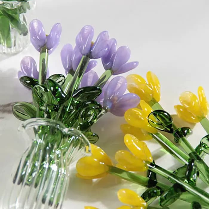 Bouquet de fleurs en verre avec vase