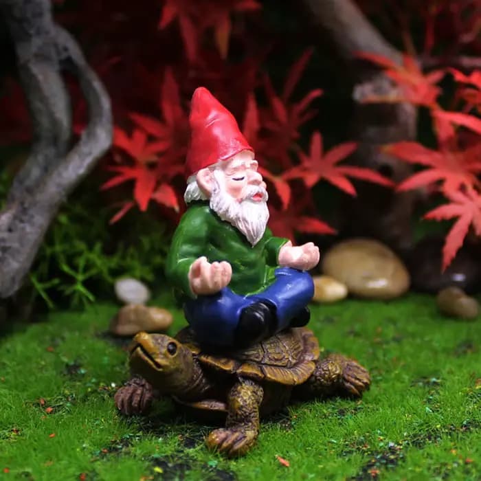 Statue de gnome de jardin peinte à la main