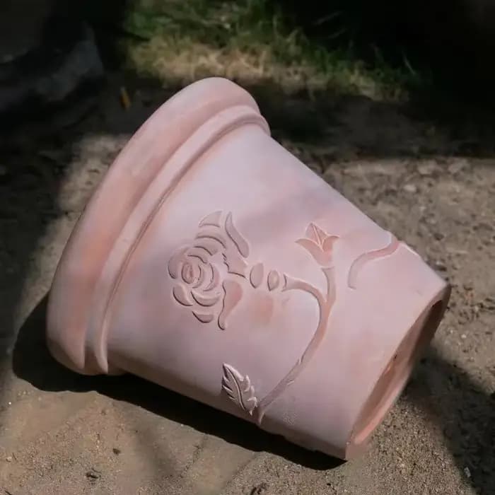 Pot de fleur en poterie rouge