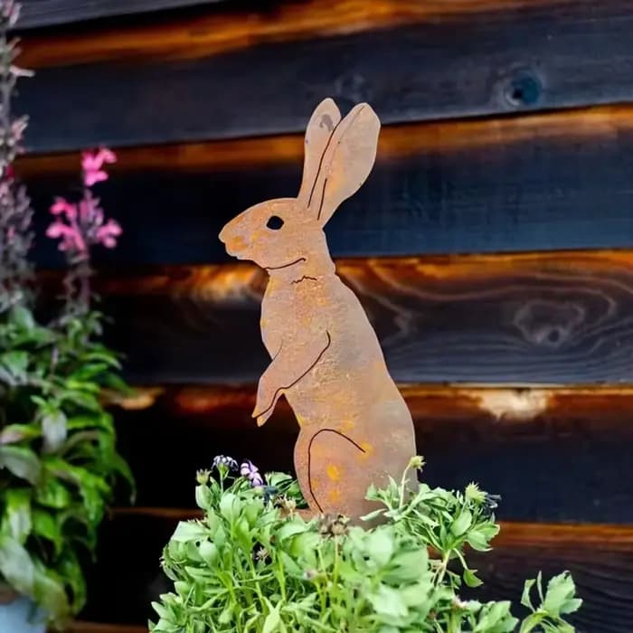 Charmant piquet de jardin en métal de lapin rustique