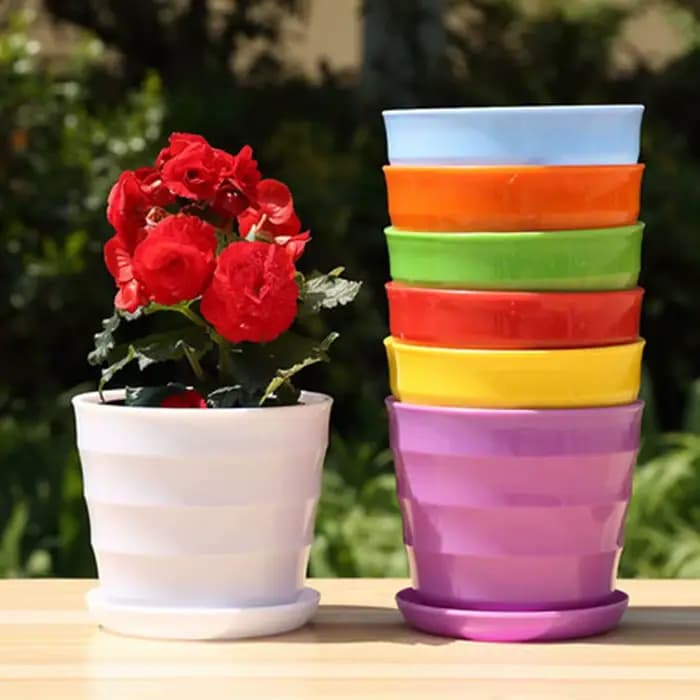Pot de fleur en plastique coloré avec plateaux