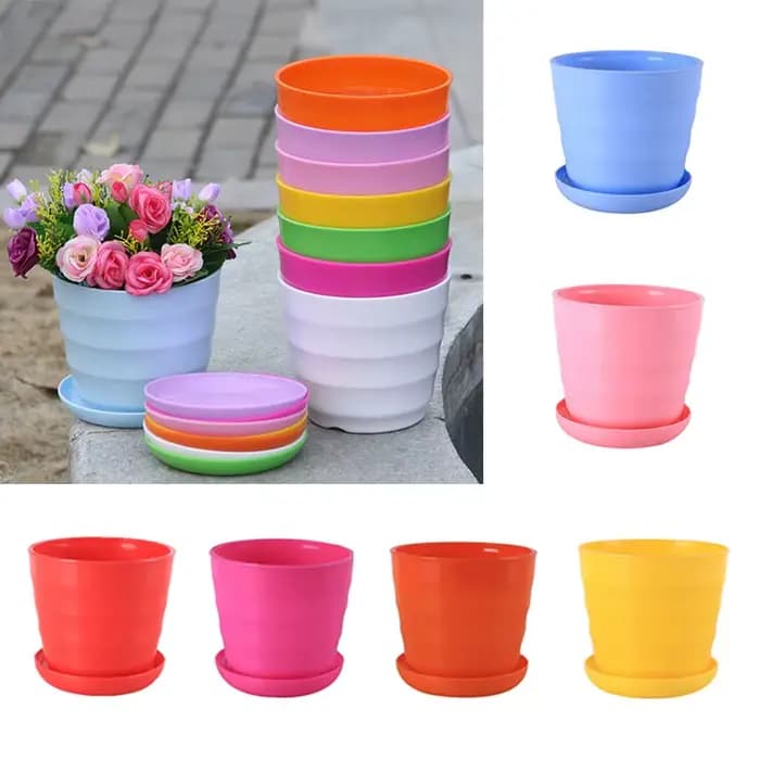 Pot de fleur en plastique coloré avec plateaux