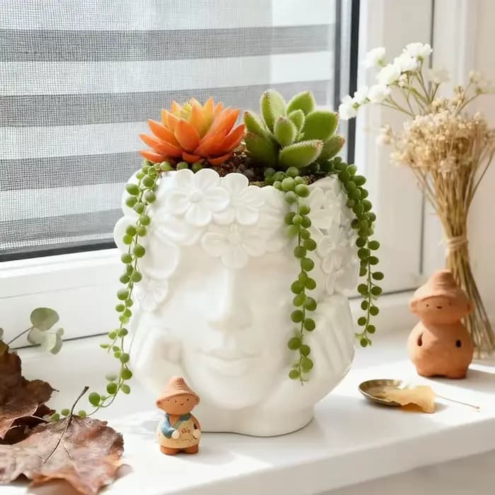 Magnifique pot de fleurs en résine en forme de fille tenant une fleur
