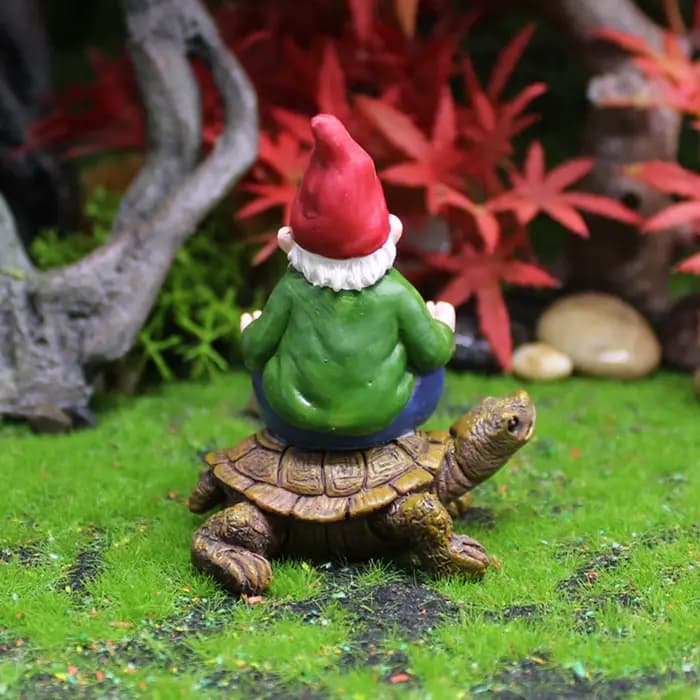 Statue de gnome de jardin peinte à la main