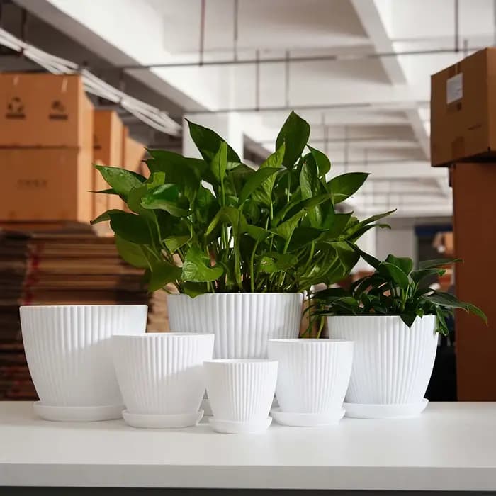 Pot de fleurs vertical rayé épaissi en plastique non-céramique avec soucoupe, pour balcon et bureau,