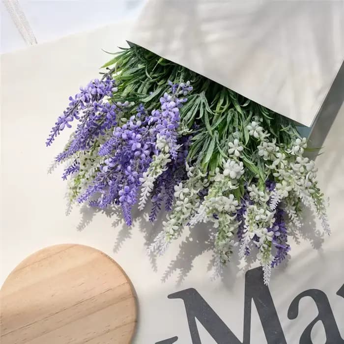 Bouquet de fleurs artificielles en plastique lavande