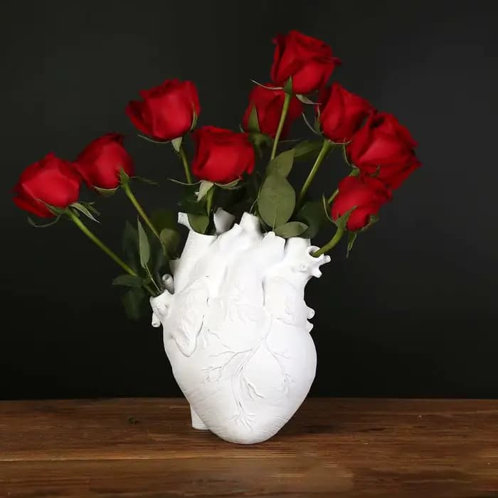 Vase à fleurs anatomique en forme de cœur