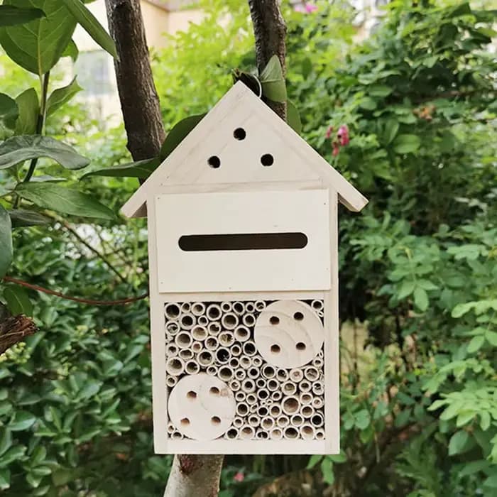 Abri en bois naturel pour insectes