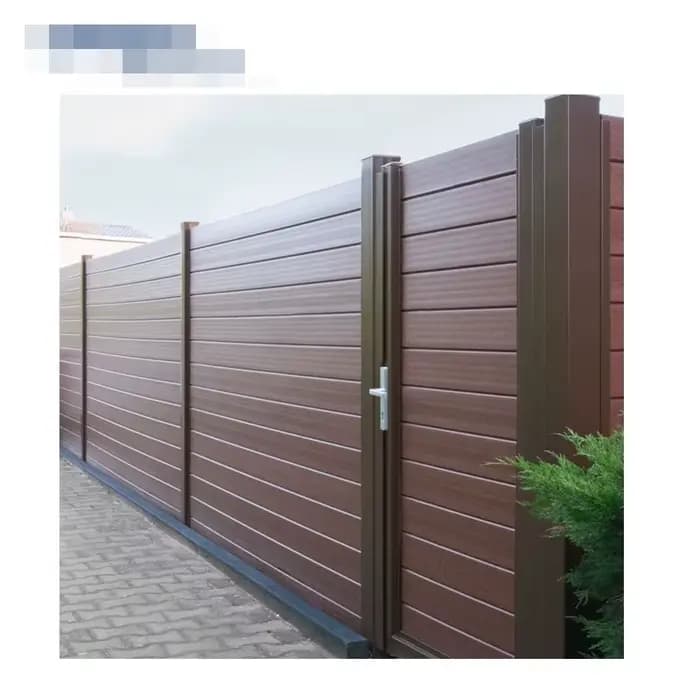 Poteau de clôture composite bois-plastique