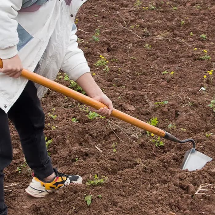 Houe de labour triangulaire pour la retournement du sol agricole