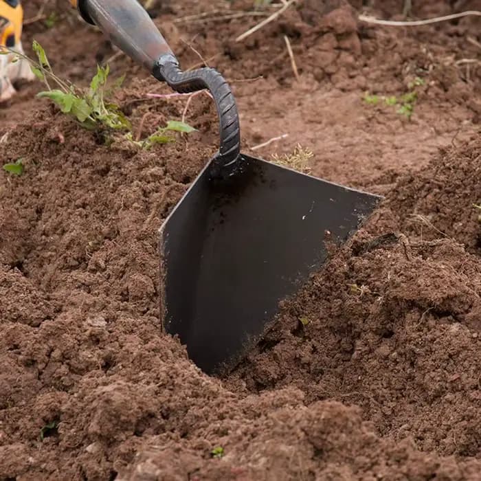 Houe de labour triangulaire pour la retournement du sol agricole
