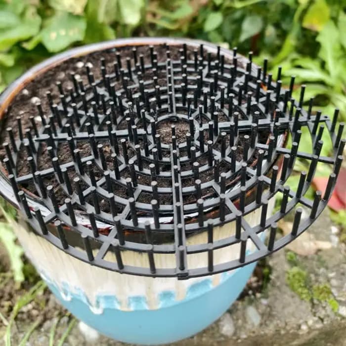 Nouveau protège-sol pour pot de plantes à double usage avec découpes barbelées