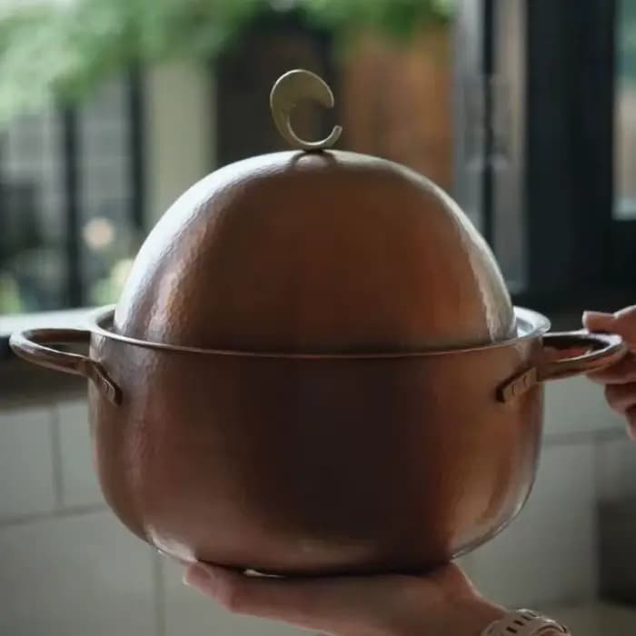 Marmite à soupe en cuivre vintage en forme d'œuf