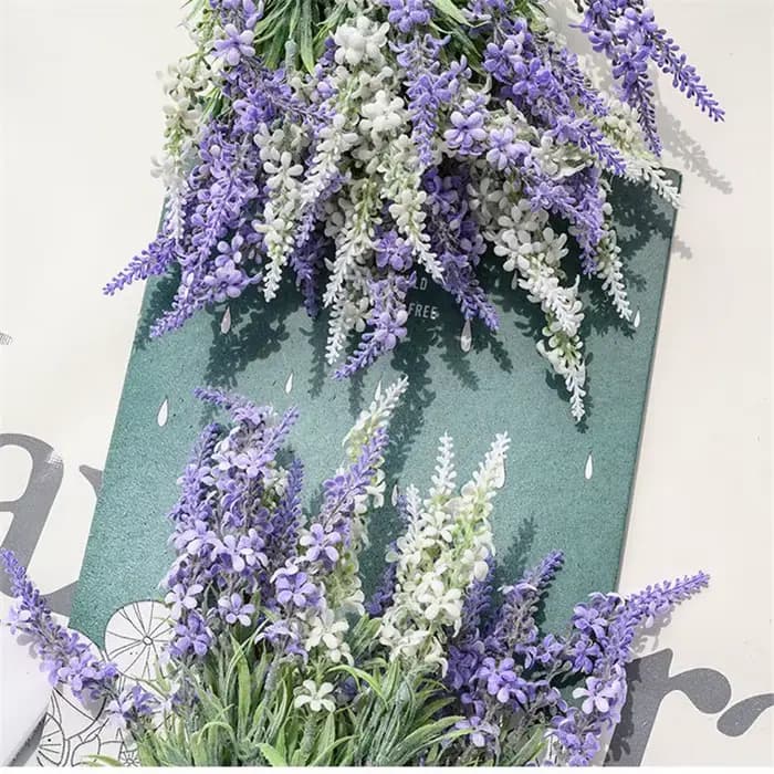 Bouquet de fleurs artificielles en plastique lavande