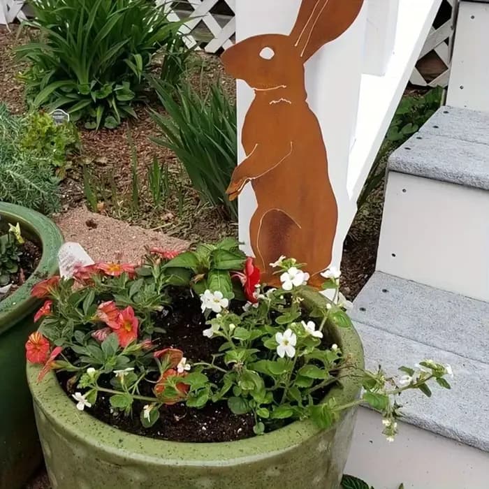 Piquet de jardin en forme de lapin sur pied en métal rustique