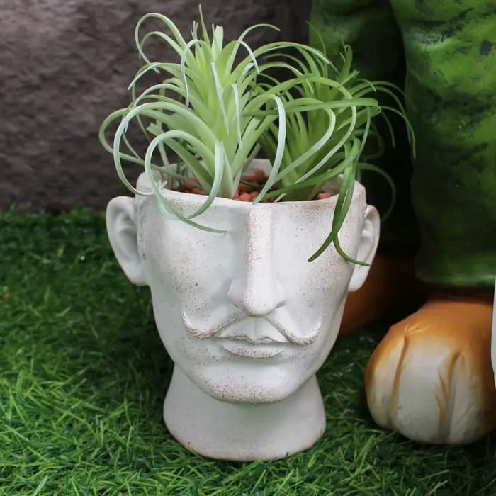 Pot de fleurs en résine personnalisé avec un design de moustache ludique
