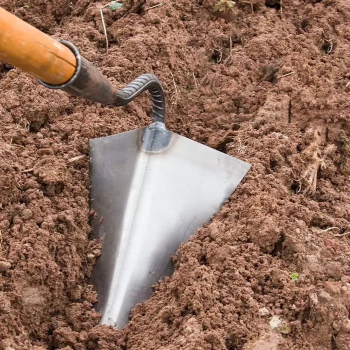 Sarcloir triangulaire pour labourer la terre