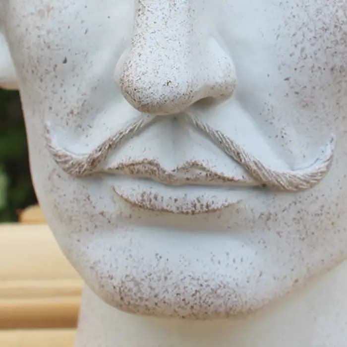 Pot de fleurs en résine personnalisé avec un design de moustache ludique
