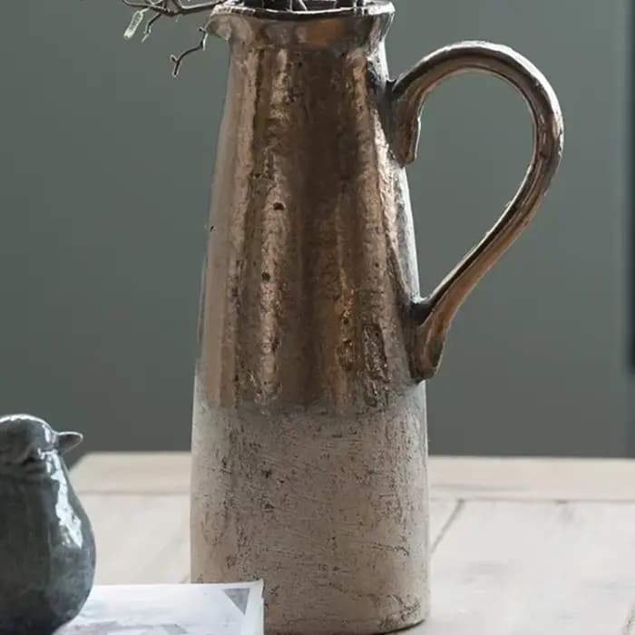 Vase vintage en poterie grossière en détresse