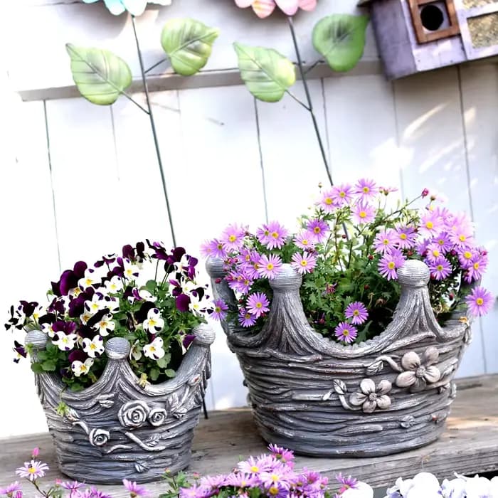 Pot de fleur en forme de couronne