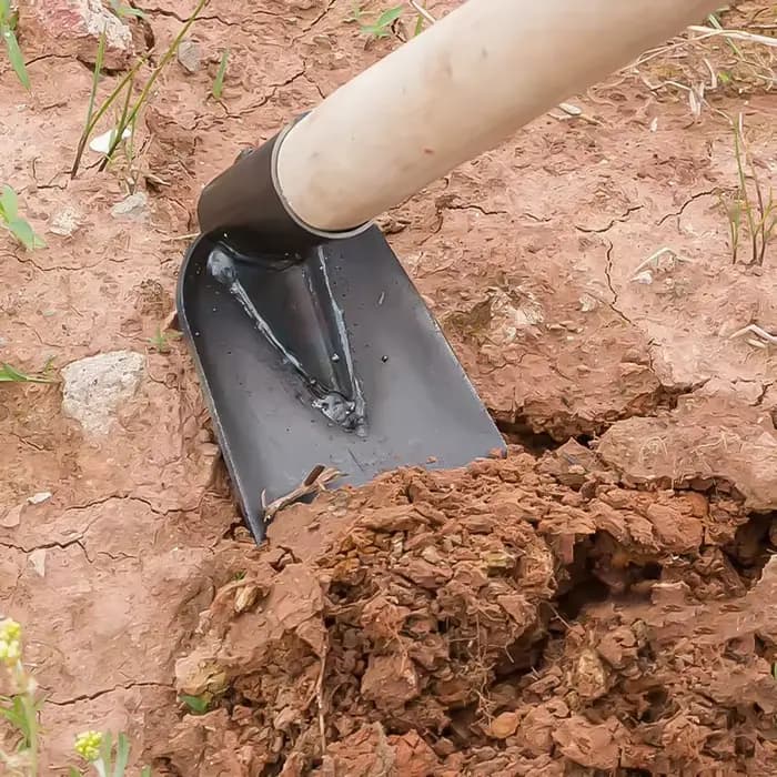 Petite houe de jardinage pour creuser la terre