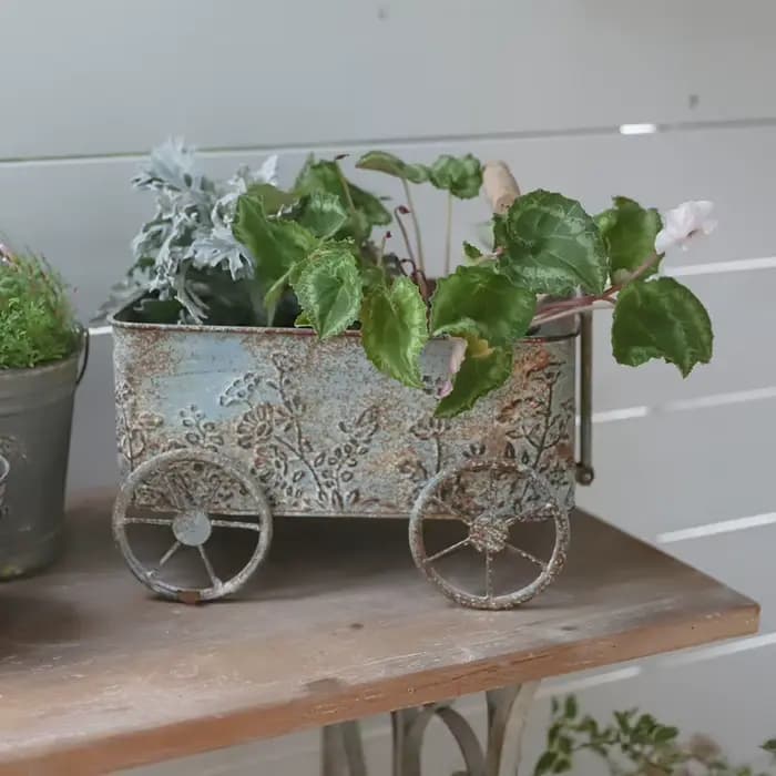 Chariot de jardin en fer Vintage avec relief