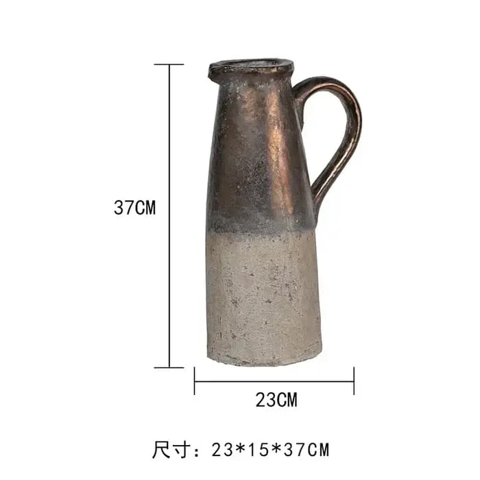 Vase vintage en poterie grossière en détresse